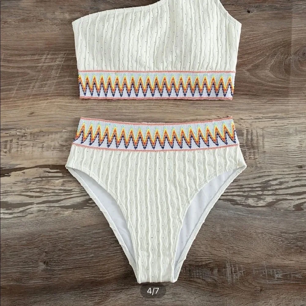 She In Bundle - Picture 2 of 7